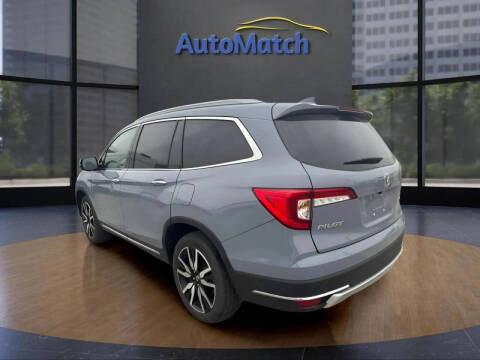 2022 Honda Pilot Touring w/Rear Captain's Chairs