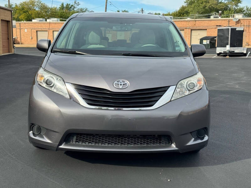 2011 Toyota Sienna null photo 2