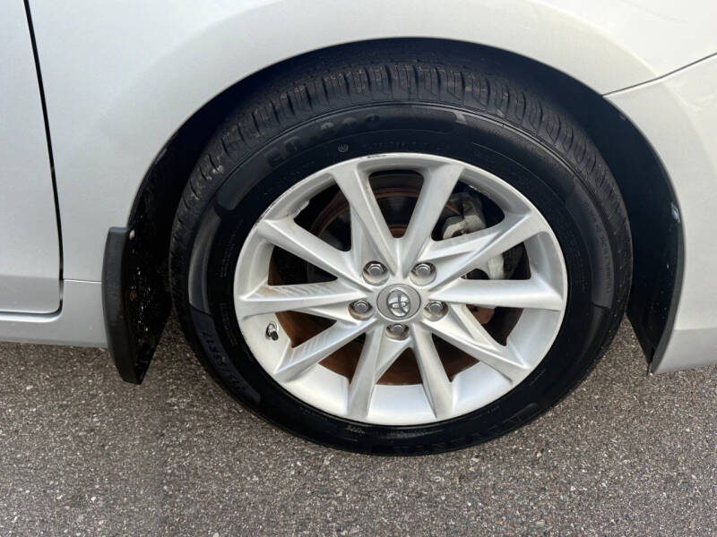 2013 Toyota Prius v Five