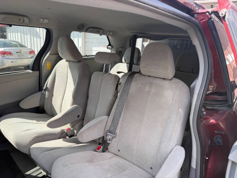 2014 Toyota Sienna LE 8-Passenger