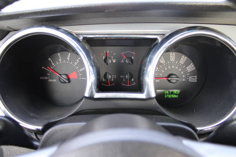 2005 Ford Mustang V6 Deluxe