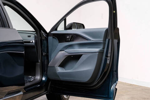 2024 Cadillac LYRIQ Luxury 3