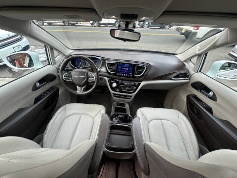 2017 Chrysler Pacifica Touring-L