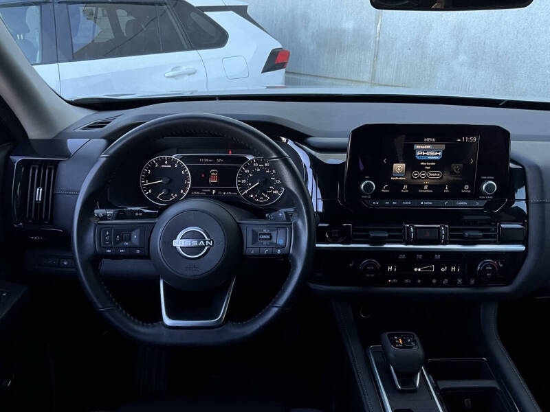 2025 Nissan Pathfinder SV