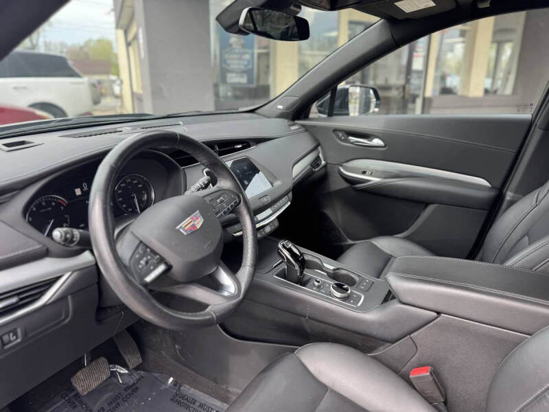 2023 Cadillac XT4 Premium Luxury