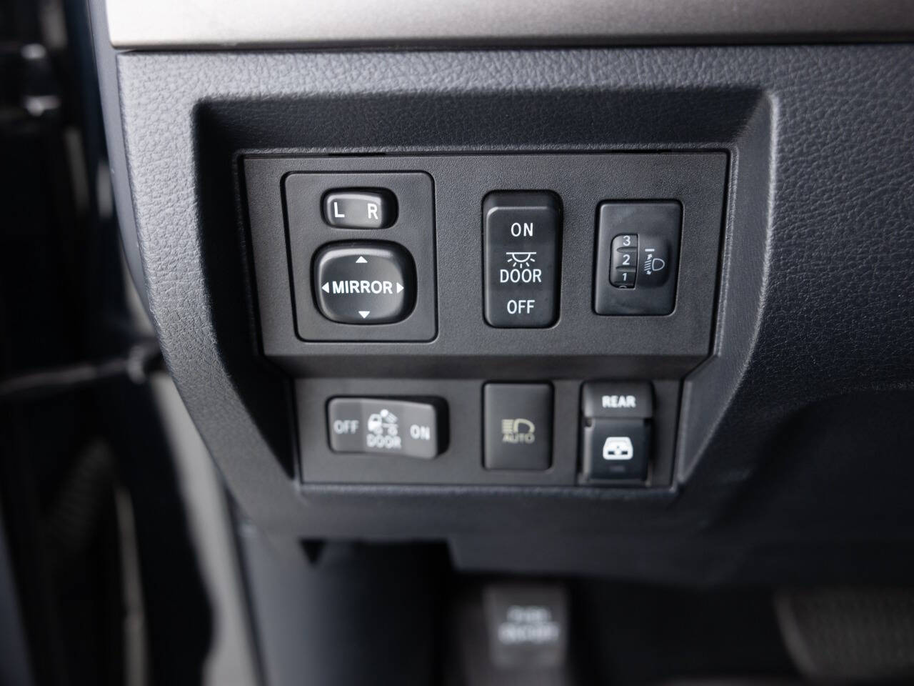 Used Car 2018 Toyota Tundra  Sr5 4x4 4dr Crewmax Cab Pickup Sb (5.7l V8) For Sale Under $30,000 In Coal City, Illinois
