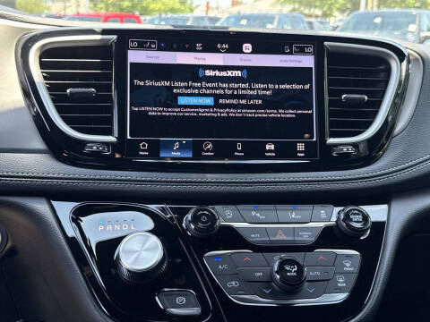 2027 Chrysler Pacifica Select