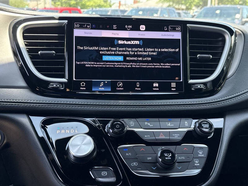 2027 Chrysler Pacifica Select