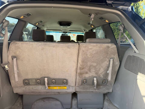 2005 Toyota Sienna LE 8 Passenger