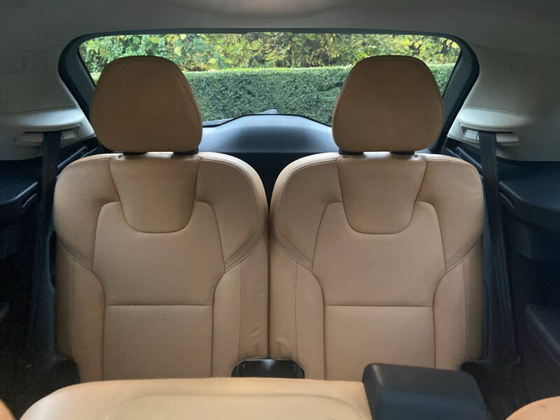 2016 Volvo XC90 T6 Momentum