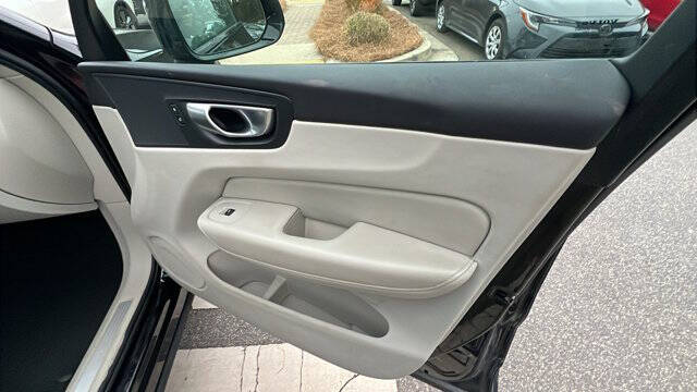 2024 Volvo XC60 B5 Core Dark Theme