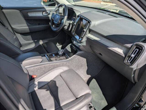 2025 Volvo XC40 B5 Plus Bright Theme