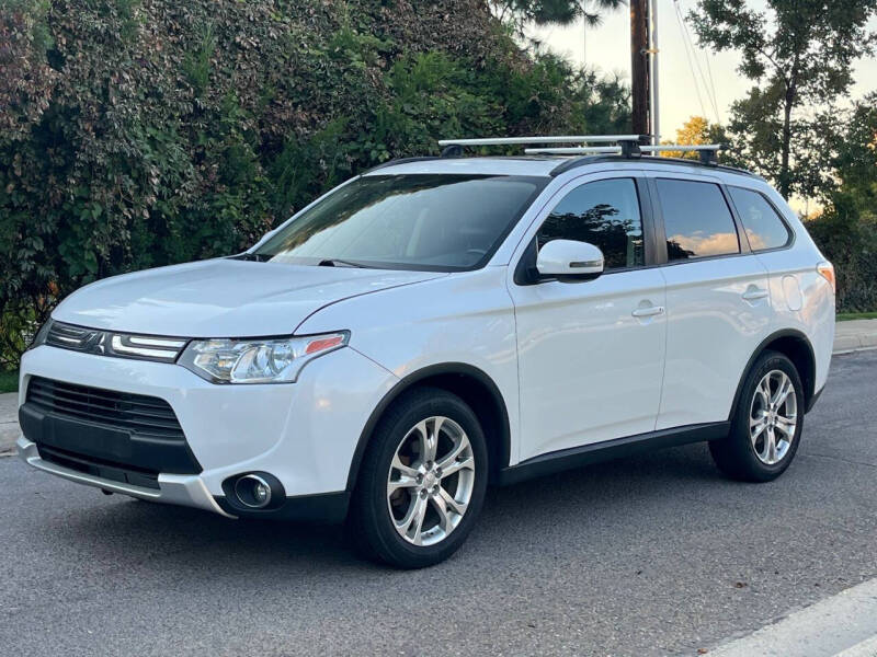 2015 Mitsubishi Outlander SE's photo