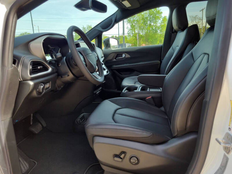 2027 Chrysler Pacifica Select