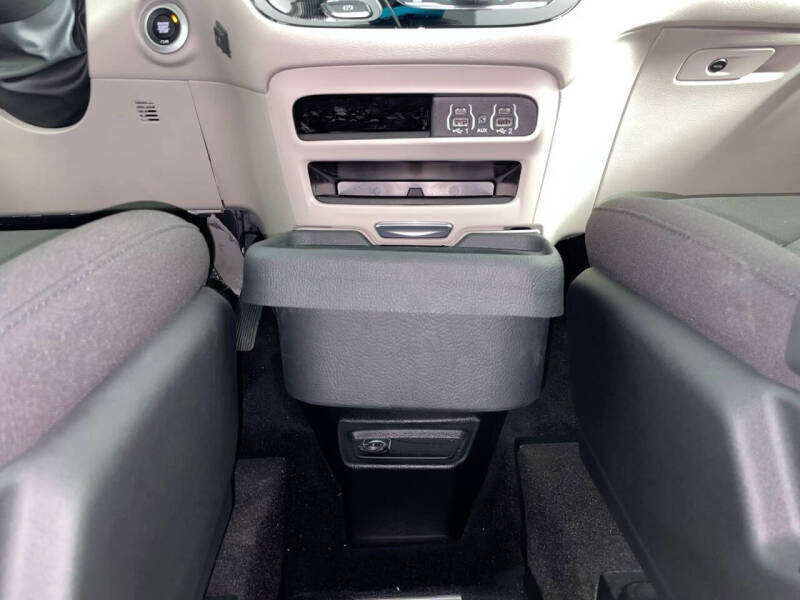 2024 Chrysler Voyager LX