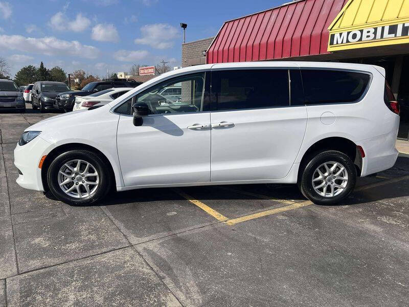 2024 Chrysler Voyager LX