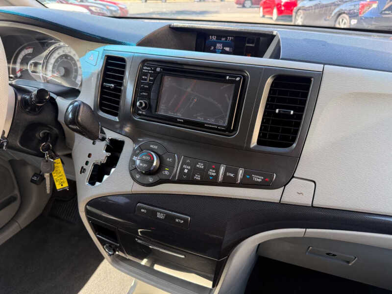 2013 Toyota Sienna SE 8-Passenger