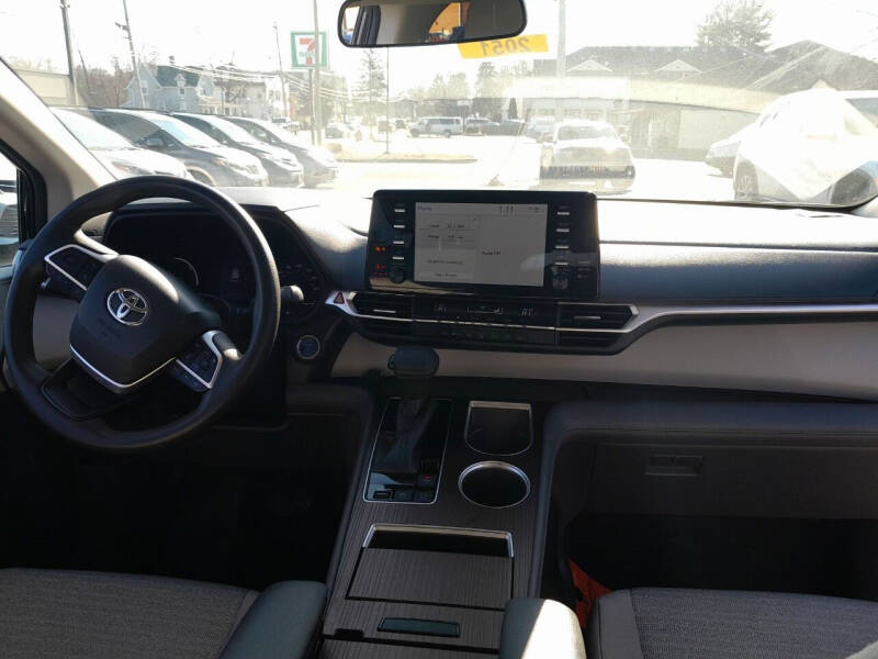 2021 Toyota Sienna LE 8-Passenger