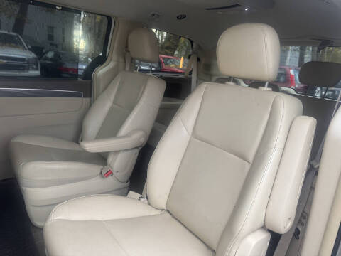 2010 Volkswagen Routan SE