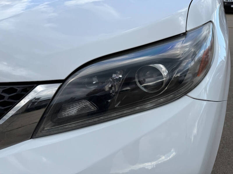 2017 Toyota Sienna SE Premium 8-Passenger