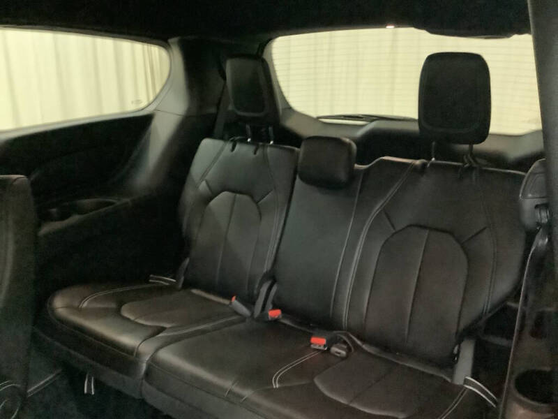 2027 Chrysler Pacifica Select