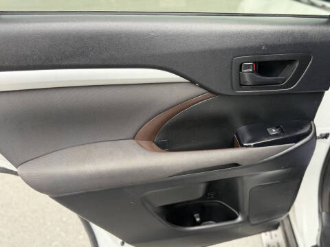 2016 Toyota Highlander LE