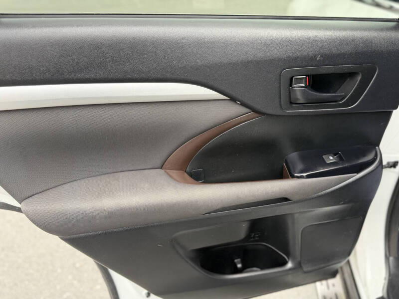 2016 Toyota Highlander LE