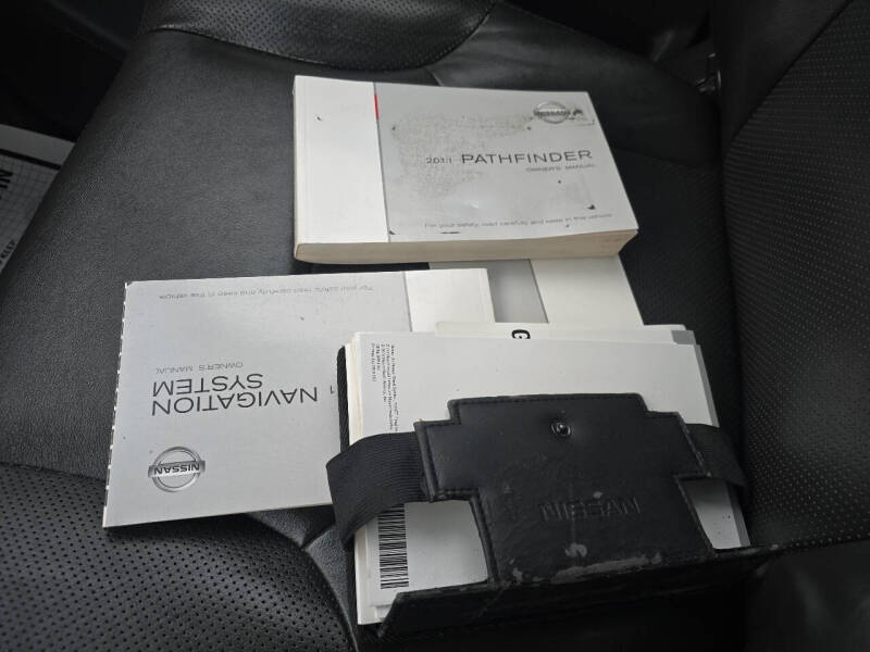 2011 Nissan Pathfinder LE