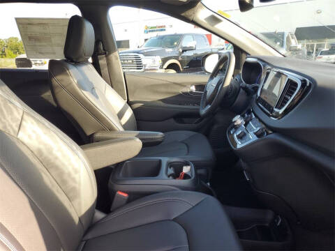 2025 Chrysler Voyager LX