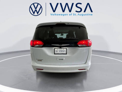 2023 Chrysler Voyager LX