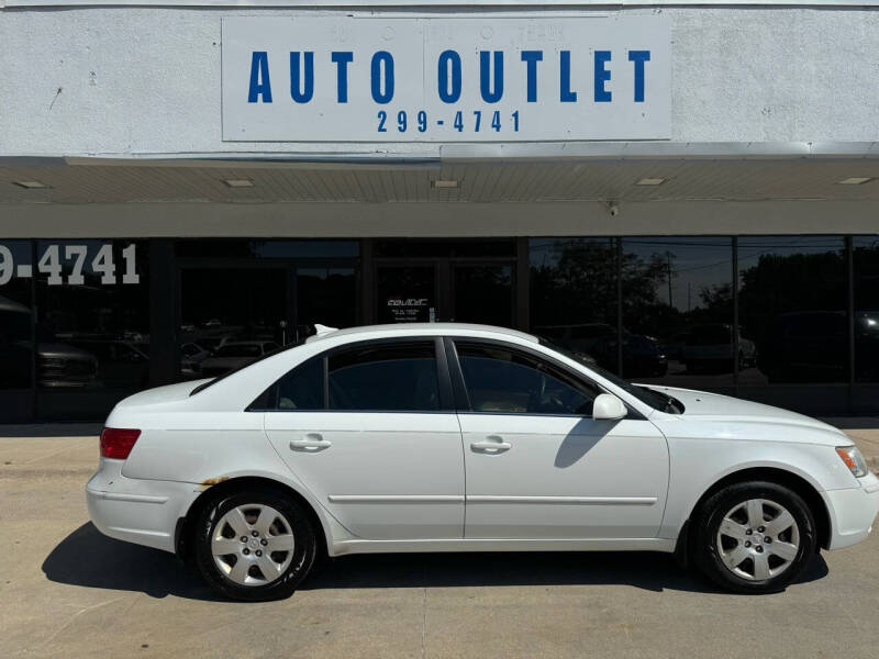 2009 Hyundai Sonata for sale at Auto Outlet in Des Moines IA