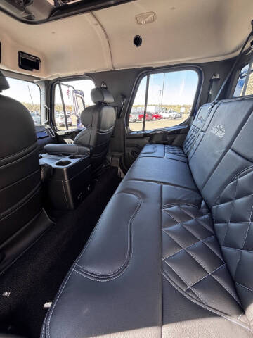 2025 Freightliner M2 106