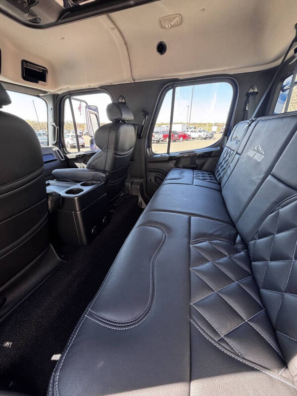 2025 Freightliner M2 106