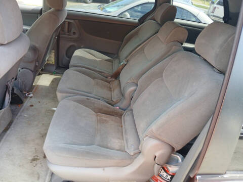 2005 Toyota Sienna LE 8 Passenger