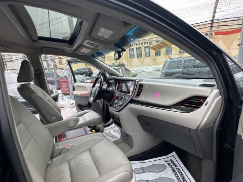 2017 Toyota Sienna Limited Premium 7-Passenger