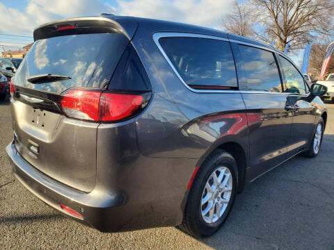 2022 Chrysler Voyager LX
