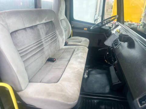 2001 Freightliner FL70