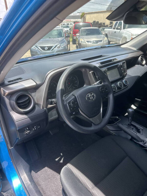 2018 Toyota RAV4 LE photo 17