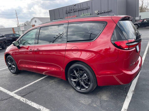 2026 Chrysler Pacifica Select