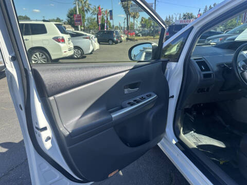 2013 Toyota Prius v Five