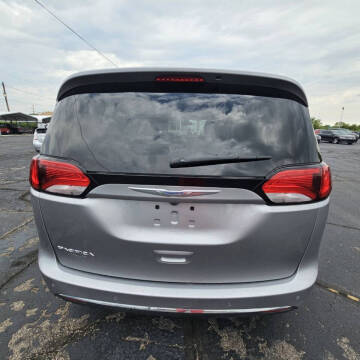 2017 Chrysler Pacifica Touring-L