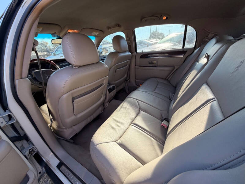 2005 Lincoln Town Car Signature Limited