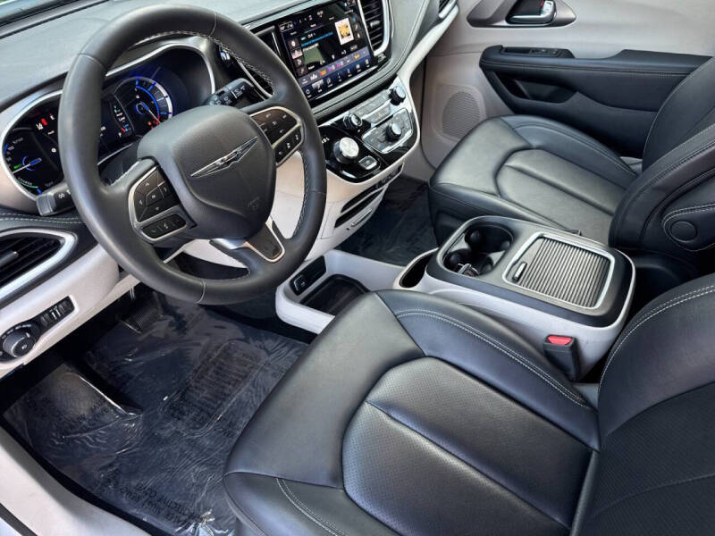 2024 Chrysler Pacifica Plug-In Hybrid Select