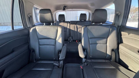 2019 Honda Pilot Touring w/Rear Captain's Chairs