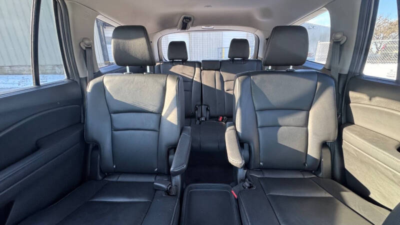 2019 Honda Pilot Touring w/Rear Captain's Chairs