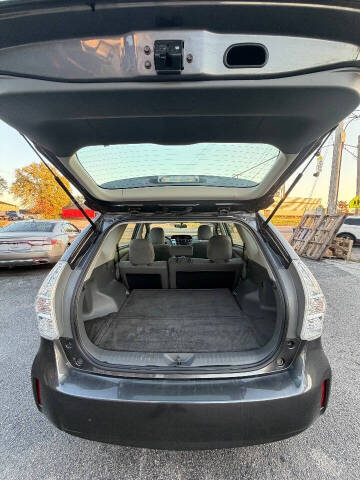 2014 Toyota Prius v Five