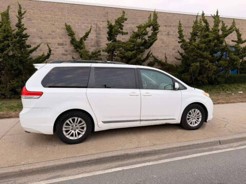 2013 Toyota Sienna XLE 8-Passenger