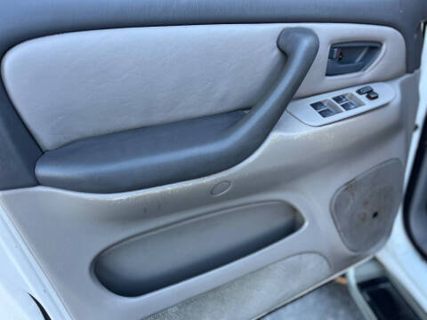 2004 Toyota Sequoia SR5