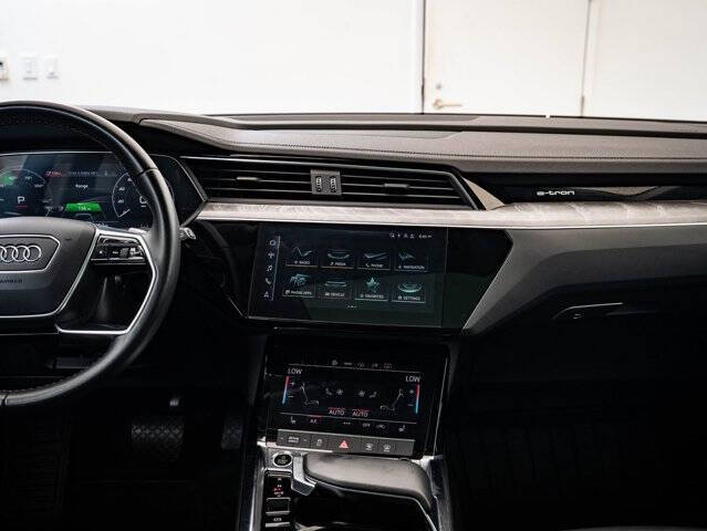 2022 Audi e-tron quattro Premium