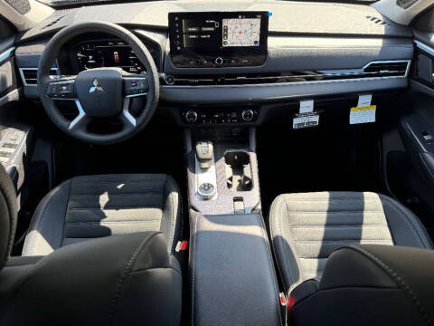 2025 Mitsubishi Outlander ES